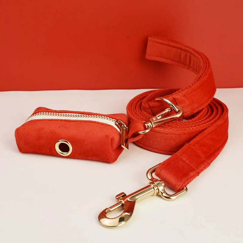 Conjunto de Elegancia Canina: Collar y Correa de Terciopelo Rojo con Grabado Personalizado para Perros de Todos los Tamaños - Mascotalux