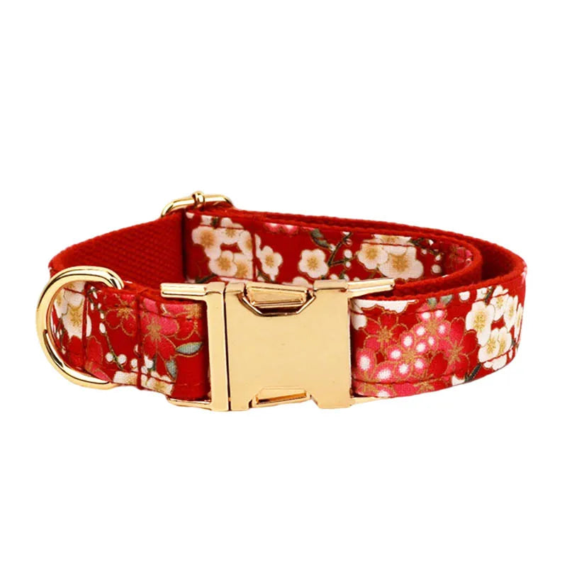 ¡Viste a tu mejor amigo con estilo único! Collar Personalizado de Algodón Suave para Mascotas en Rojo - Un Toque Floral Exclusivo. - Mascotalux