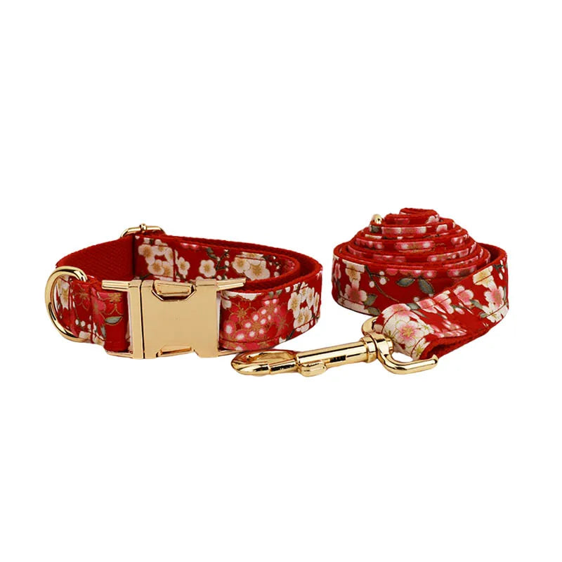 ¡Viste a tu mejor amigo con estilo único! Collar Personalizado de Algodón Suave para Mascotas en Rojo - Un Toque Floral Exclusivo. - Mascotalux