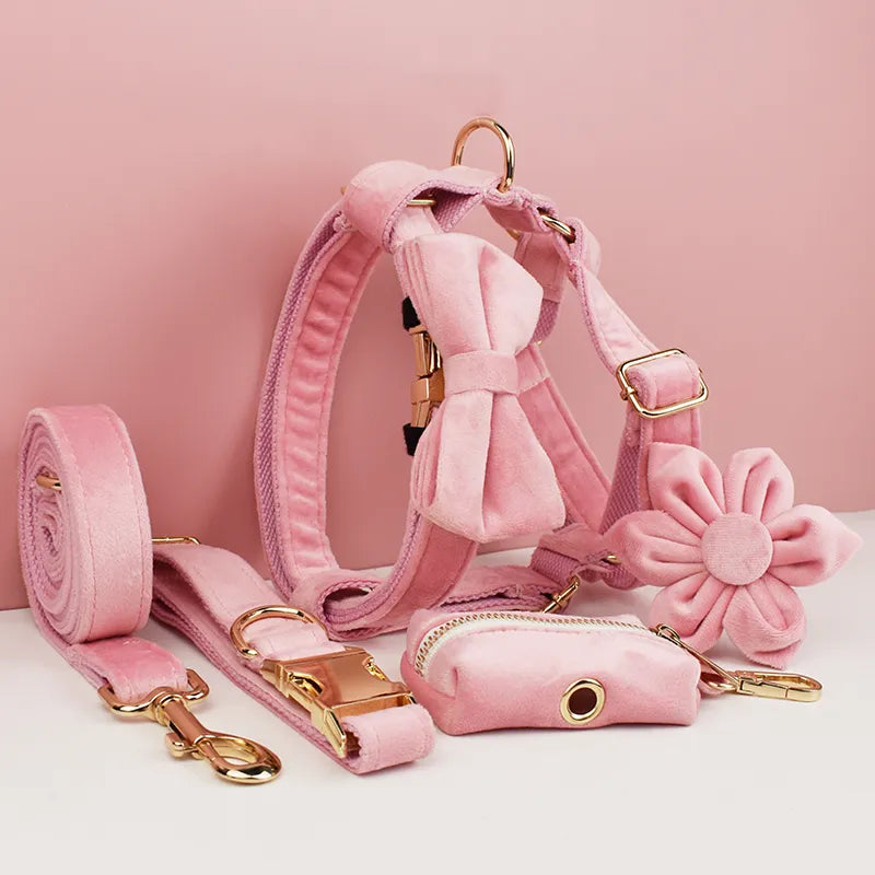 ¡Elegancia y Seguridad en un Solo Collar! Descubre Nuestro Collar y Correa de Terciopelo Rosa con Placa de Identificación Grabada para Perros de Todas las Tallas. - Mascotalux