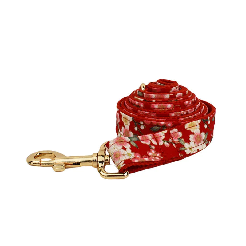¡Viste a tu mejor amigo con estilo único! Collar Personalizado de Algodón Suave para Mascotas en Rojo - Un Toque Floral Exclusivo. - Mascotalux