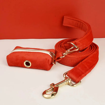 Conjunto de Elegancia Canina: Collar y Correa de Terciopelo Rojo con Grabado Personalizado para Perros de Todos los Tamaños