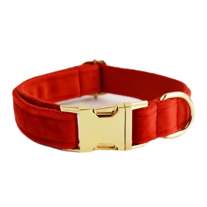 Conjunto de Elegancia Canina: Collar y Correa de Terciopelo Rojo con Grabado Personalizado para Perros de Todos los Tamaños - Mascotalux