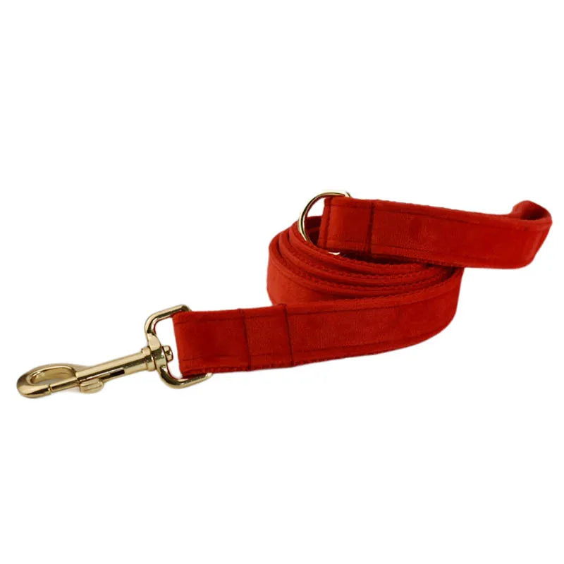 Conjunto de Elegancia Canina: Collar y Correa de Terciopelo Rojo con Grabado Personalizado para Perros de Todos los Tamaños - Mascotalux